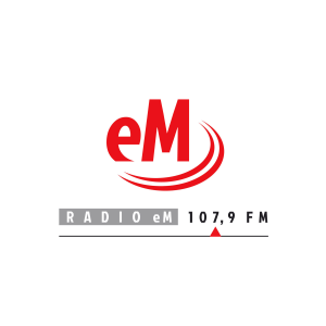 Logo "RADIO eM 107,9 FM" z czerwonymi literami "eM" i falą. Kontekst: identyfikacja stacji radiowej.