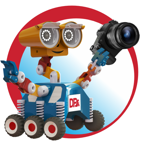Kolorowy robot z kamerą i logo DPk. Ma cztery koła i ramiona.